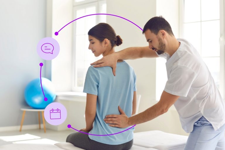 Persona sentada en silla de oficina